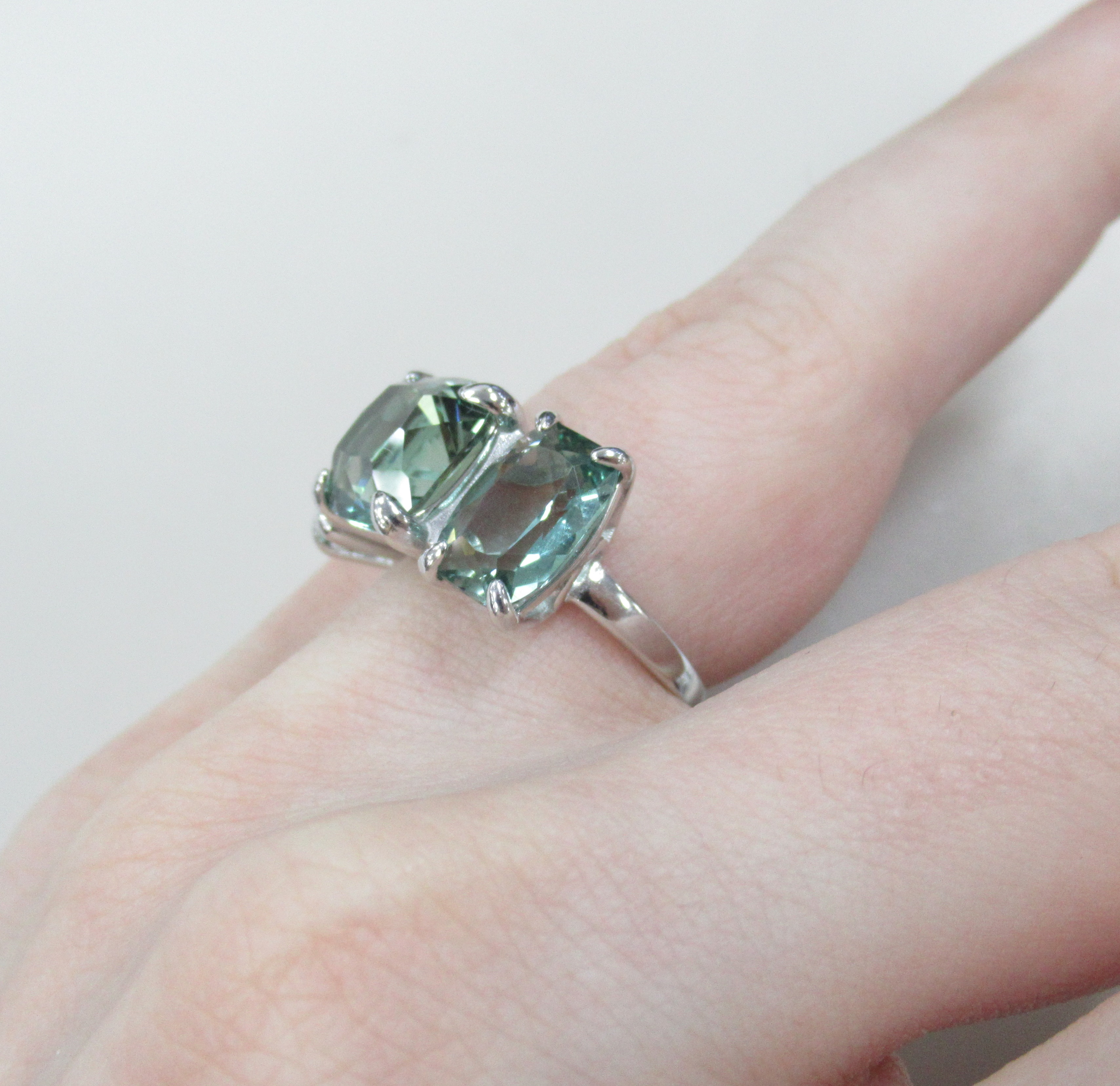 Серебряное кольцо с празиолитами